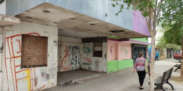 Desestiman riesgo de marquesina a punto de caer