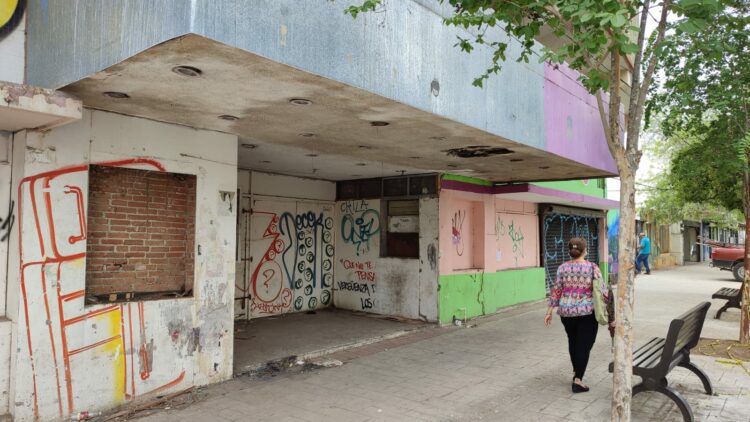 Desestiman riesgo de marquesina a punto de caer