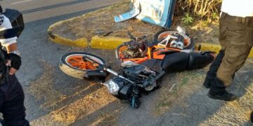Atropella a motociclista tras realizar maniobra prohibida