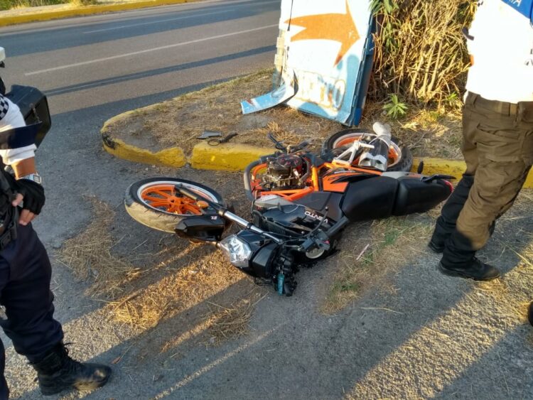 Atropella a motociclista tras realizar maniobra prohibida