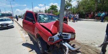 Chocan mujeres contra poste de luz