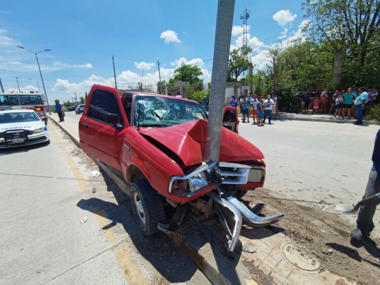 Chocan mujeres contra poste de luz