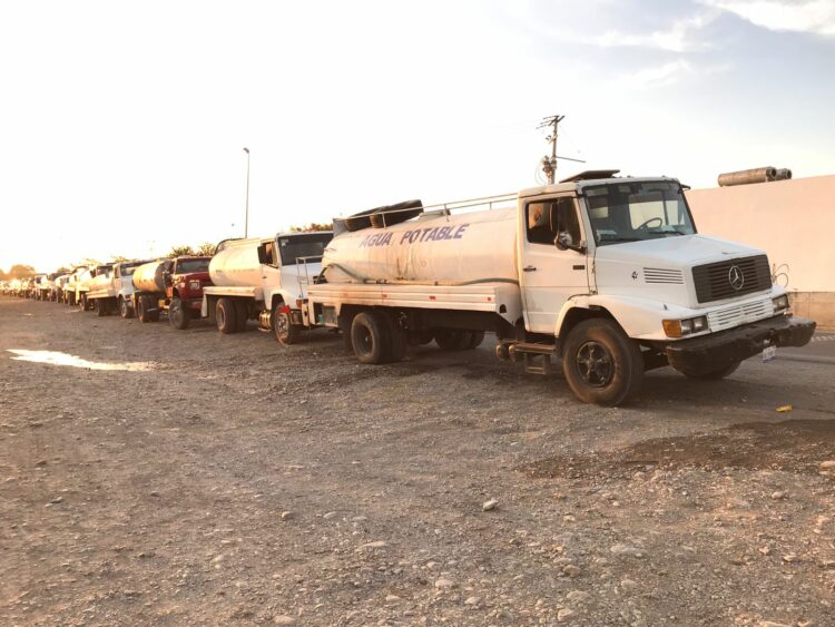 Abastece Lalo Gattas a familias victorenses con agua potable