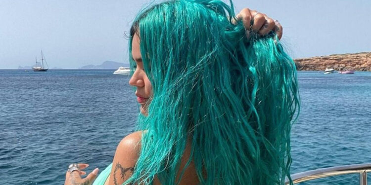 Karol G se despide de su icónico cabello azul