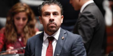 Propone Senador de Morena reducir a 6 horas el horario de trabajo diario y con 15 días de vacaciones al año