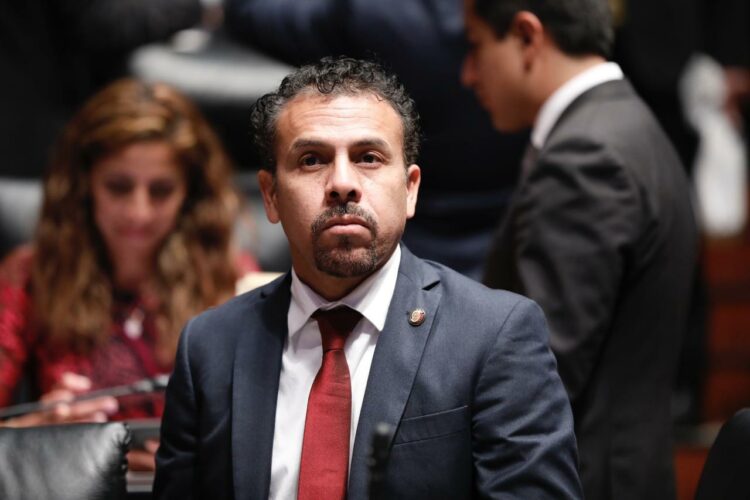 Propone Senador de Morena reducir a 6 horas el horario de trabajo diario y con 15 días de vacaciones al año