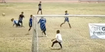 Niño sorprende en redes por sus atajadas; lo llaman ‘El niño superportero’