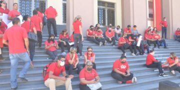 Con plantón, protestan empleados de la SET