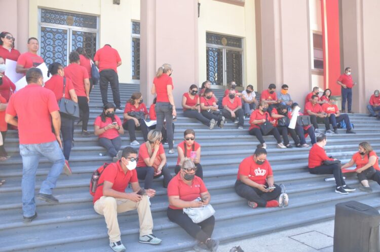 Con plantón, protestan empleados de la SET