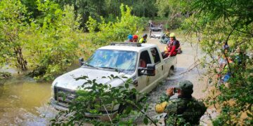 Rescatan a club de Razer en el río Santa Ana