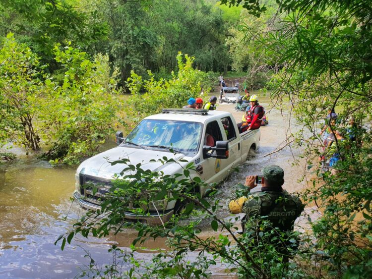 Rescatan a club de Razer en el río Santa Ana