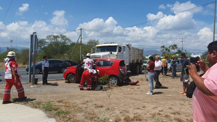 Camión sin frenos genera pánico en libramiento naciones unidad
