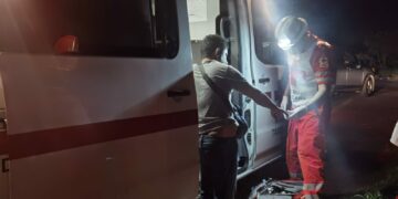 Arrolla a motociclista y se da la fuga