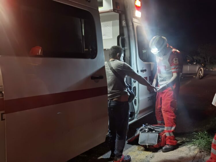Arrolla a motociclista y se da la fuga