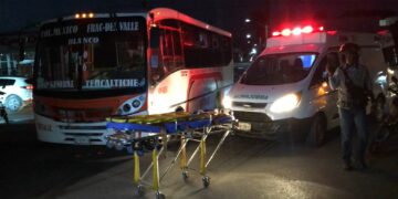 Microbús arrolla a mujer en Carrera Torres