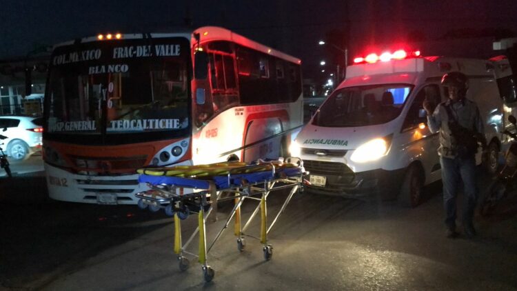 Microbús arrolla a mujer en Carrera Torres