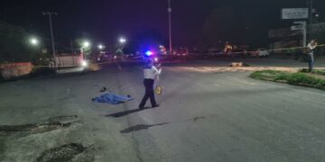 Pierde la vida motociclista al ser arrollado por microbusero