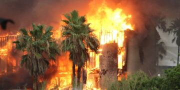 Consume incendio 16 condominios en la Isla del Padre