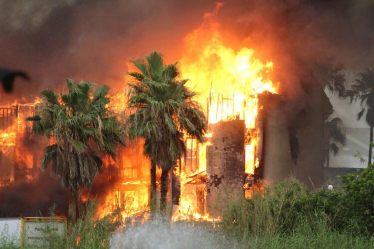 Consume incendio 16 condominios en la Isla del Padre