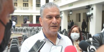Negocios no violan la ley al exigir el cubrebocas: Secretario de Salud