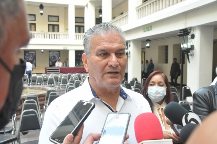 Negocios no violan la ley al exigir el cubrebocas: Secretario de Salud