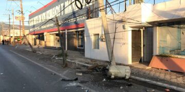 Derriba tres postes y se da a la fuga