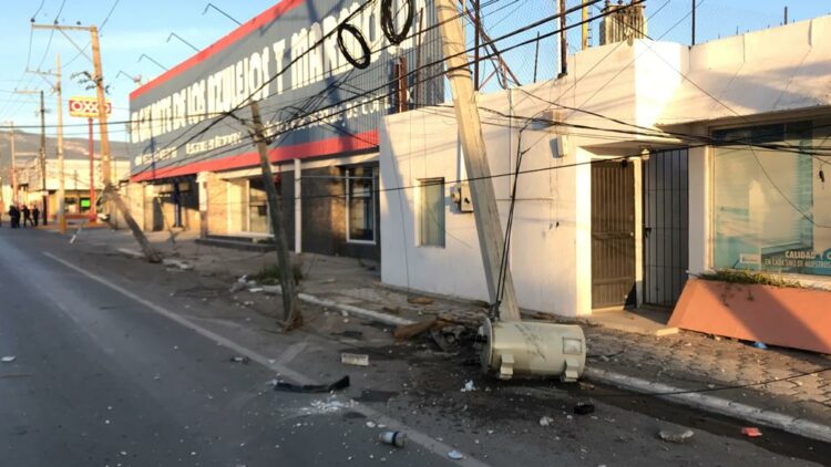 Derriba tres postes y se da a la fuga