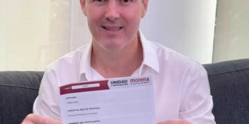 José Ramón se registra como aspirante a Senador.