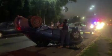 Vuelca su vehículo en bulevar Fidel Velázquez