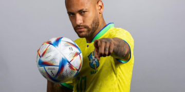 Futbolistas acaparan la atención en partido de fútbol.