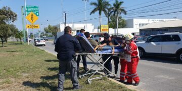 Derrapa motociclista y termina hospitalizado por exceso de velocidad