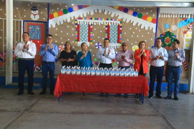 Garantiza Lalo Gattas agua en escuelas de la Capital del Estado
