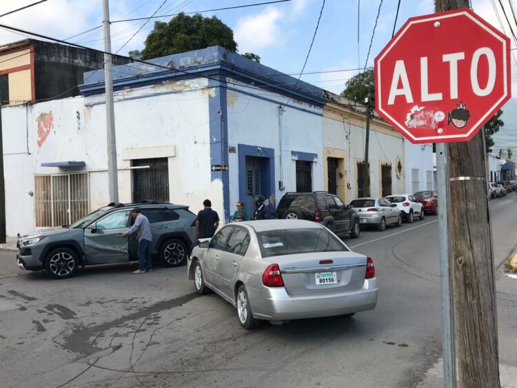 Ignora señal de alto y termina hospitalizado