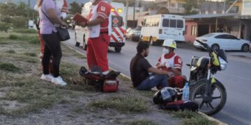 Pareja en moto caen tras atropellar perro