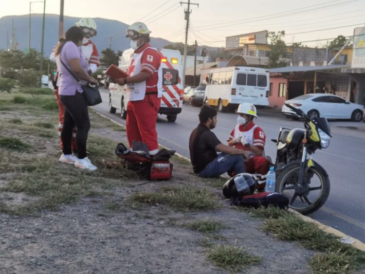 Pareja en moto caen tras atropellar perro