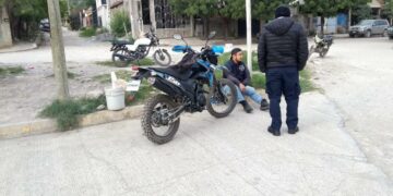 Se accidenta motociclista tras atropellar perro