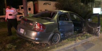 Derriban árbol y dejan vehículo en perdida total