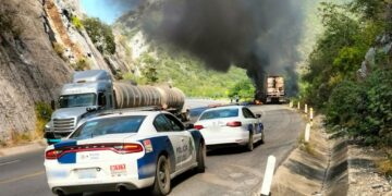 Se incendia tráiler en la carretera rumbo nuevo #cdvictoria