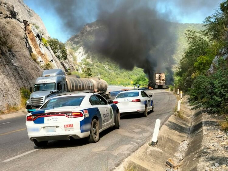 Se incendia tráiler en la carretera rumbo nuevo #cdvictoria