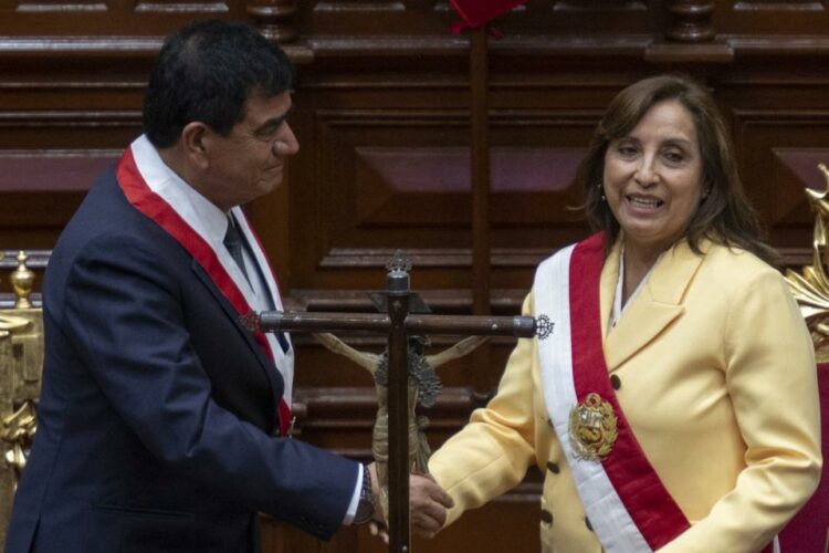 Dina Boluarte se convierte en la primer Presidenta de Perú.