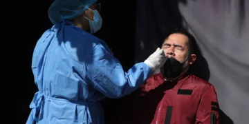 Sexta ola supera contagios de la quinta ola, pero baja el número de fallecidos