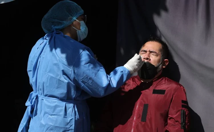 Sexta ola supera contagios de la quinta ola, pero baja el número de fallecidos