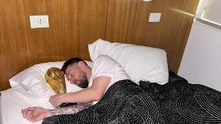 Leo Messi pasó su primer noche después del mundial junto a la copa ganada.