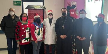 Obispo de Victoria lleva alegría a niños del hospital infantil.