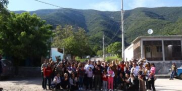 Entrega Lalo Gattas apoyos invernales.