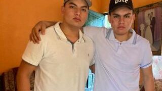 Familiares buscan desesperados a jóvenes desaparecidos.