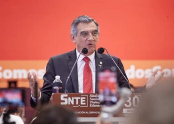 Asiste Américo Villareal a la toma de protesta del Nuevo Secretario De La sesión 30 del SNTE.