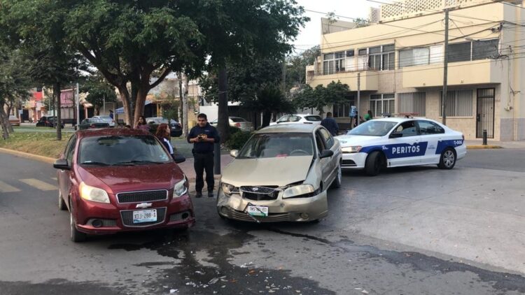 Regreso a clases provoca accidente en hora pico