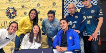 Futbolistas del América llevan acabo firma de autógrafos.