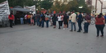 Personal en huelga del ayuntamiento de Victoria llevan acabo la tradicional partida de rosca.